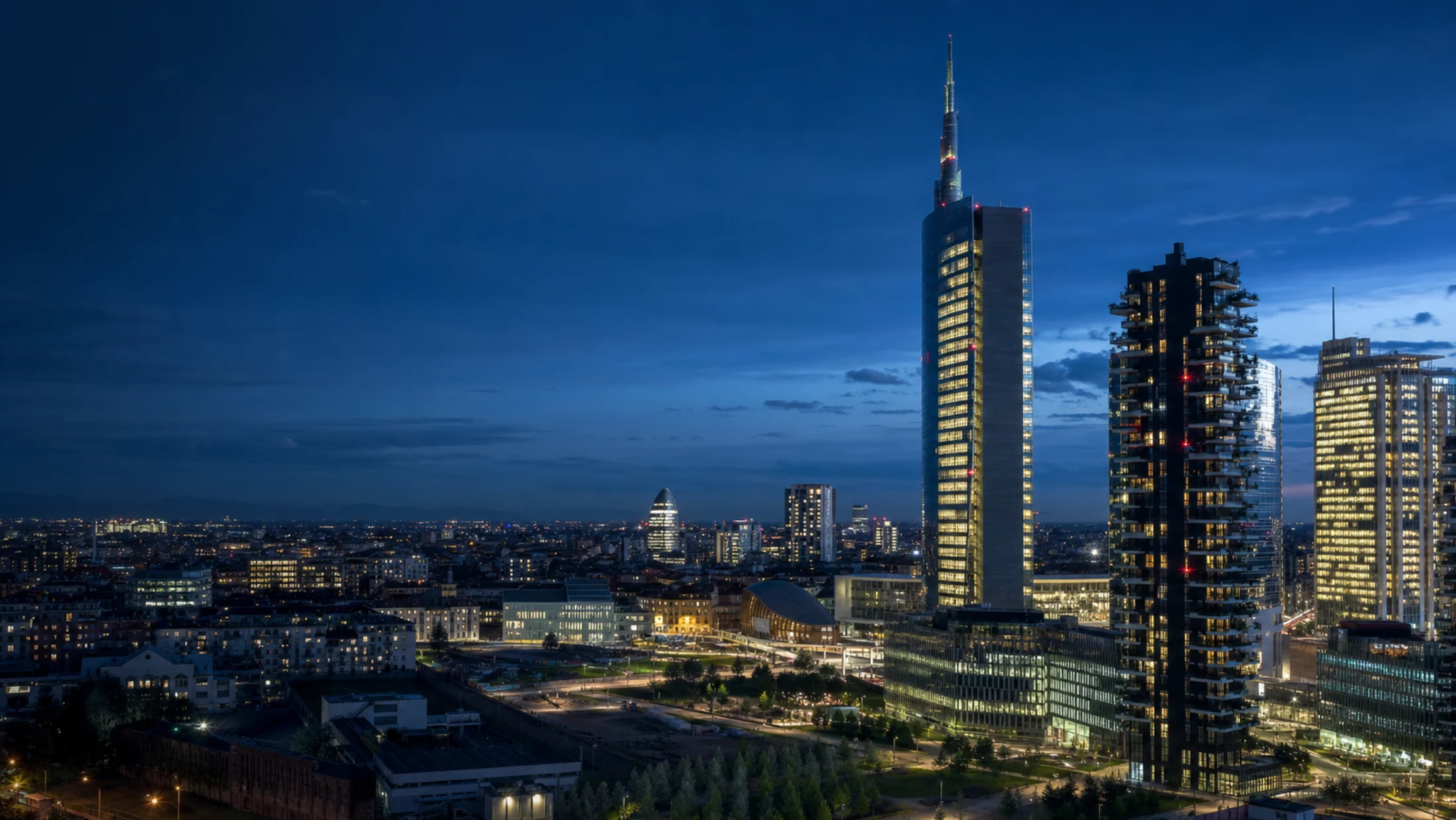 Skyline del distretto finanziario Porta Nuova di Milano illuminato di sera