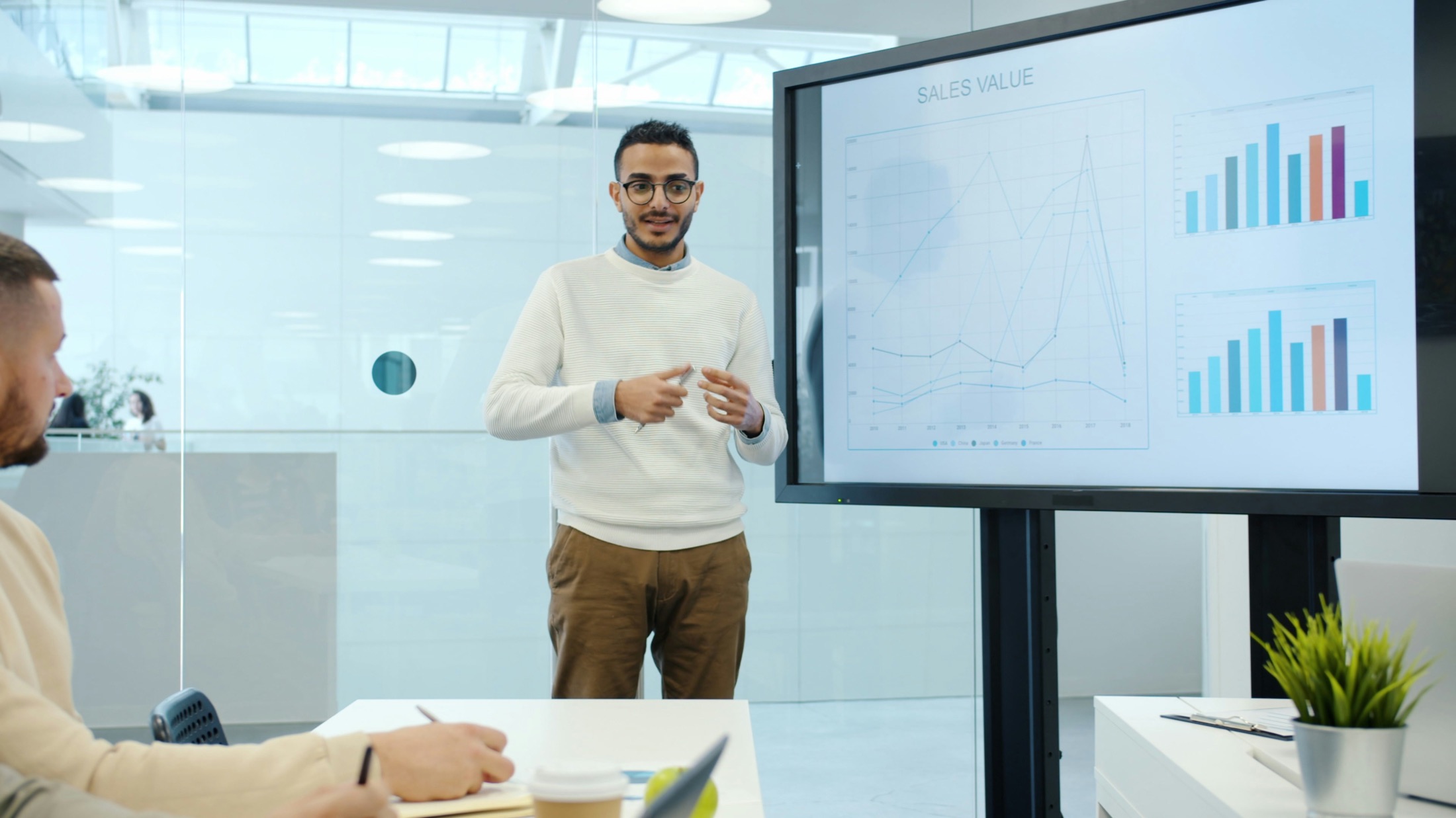 Team che presenta e verifica dati finanziari in un ambiente di lavoro reale